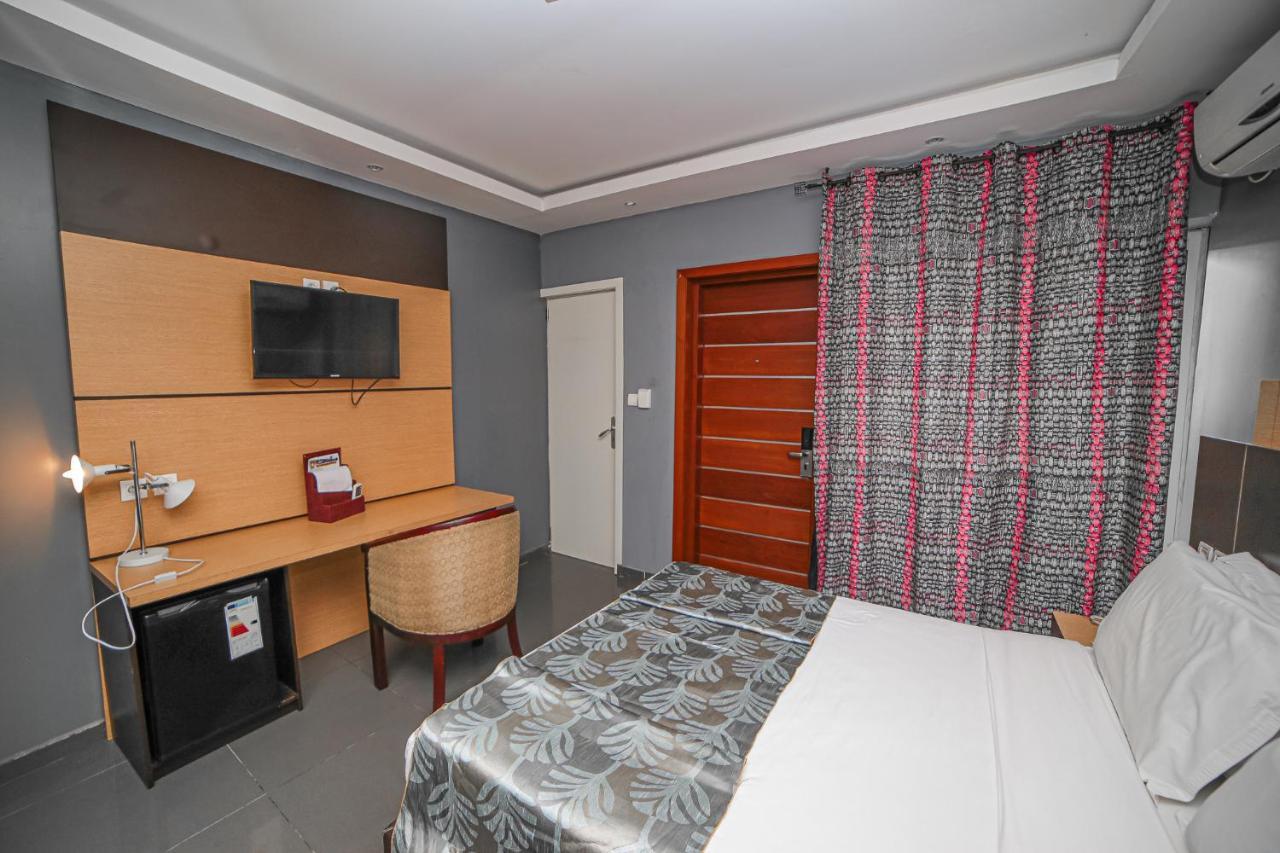 Fini Hotel Bobende Limbe Exterior foto