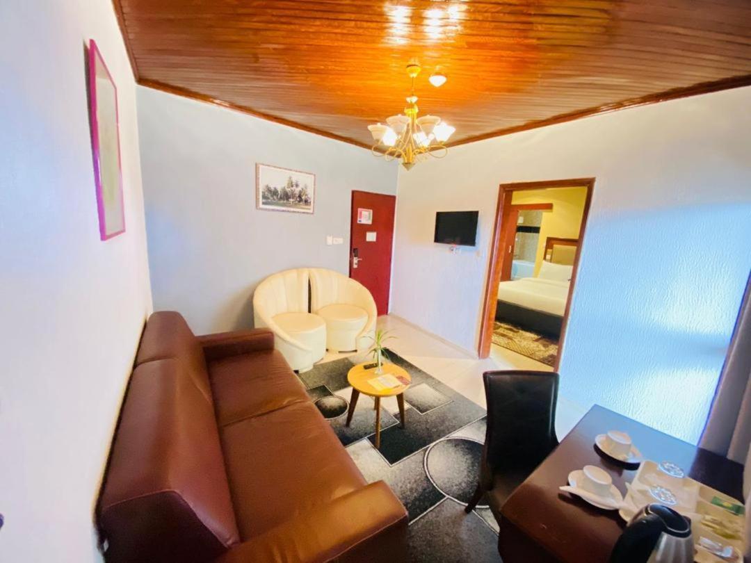 Fini Hotel Bobende Limbe Exterior foto
