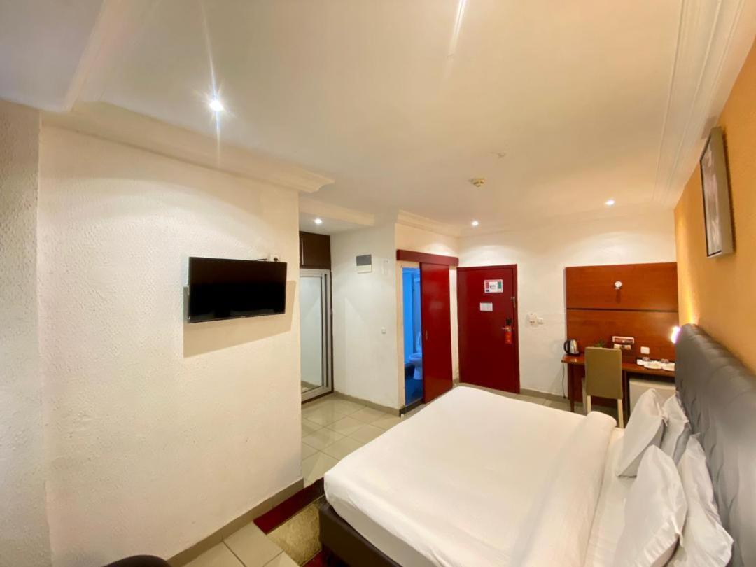 Fini Hotel Bobende Limbe Exterior foto